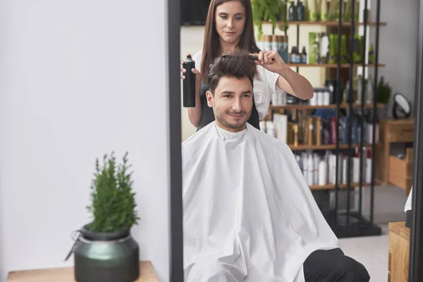 Cabeleireiro Feminino Está Criando Penteado Moda Seu Cliente Masculino — Fotografia de Stock