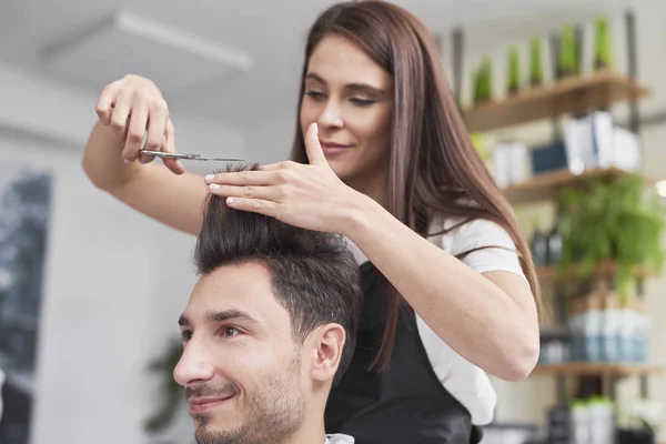 Hombre Tiene Corte Pelo Estilista — Foto de Stock