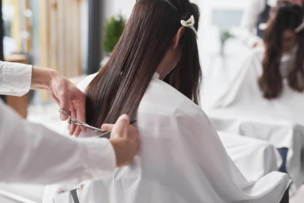 Saç Stilistinin Kestiği Uzun Saçı Kapat — Stok fotoğraf