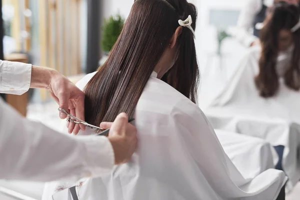 Primer Plano Corte Pelo Largo Por Peluquero —  Fotos de Stock