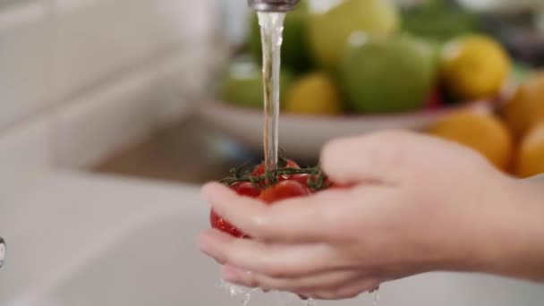 Vista Portátil Mulher Lavando Tomates Frescos Orgânicos — Vídeo de Stock