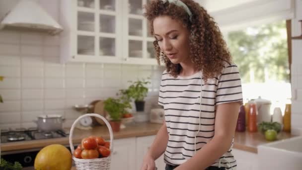 Vrouw Koken Luisteren Muziek Een Keer — Stockvideo