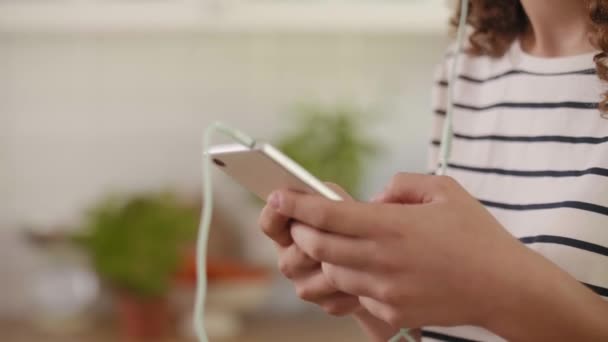 Blick Nach Oben Auf Junge Frau Die Musik Hört Und — Stockvideo