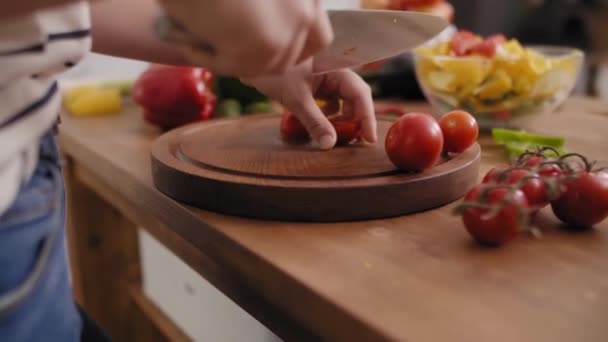 Vista Mão Tábua Madeira Fatias Tomate Frescura — Vídeo de Stock