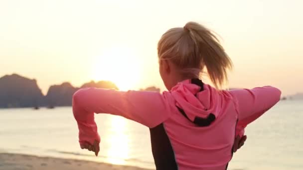 Handheld Uitzicht Jonge Vrouw Oefenen Het Strand — Stockvideo