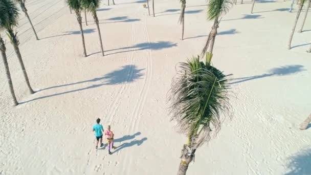 Drone Punto Giovane Coppia Che Corre Sulla Spiaggia Girato Con — Video Stock