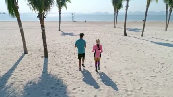 Drone Vista Pareja Comenzando Entrenamiento Jogging Fotografía Con Cámara Helio — Vídeos de Stock