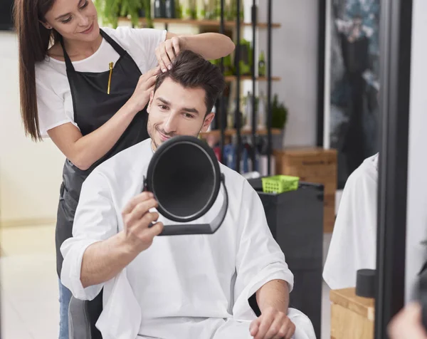 女性理发师创造时尚的发型她的男性顾客 — 图库照片