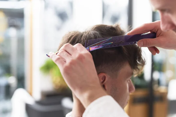 Close Man Has Cutting Hair Hairdresser — Stockfoto
