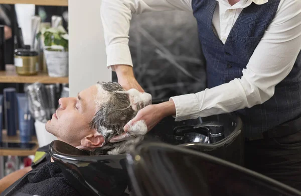 床屋の洗髪男の髪の終わり — ストック写真