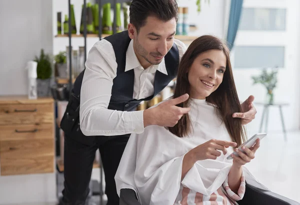 Cliente Femenino Mostrando Qué Peinado Quiere Teléfono Inteligente —  Fotos de Stock