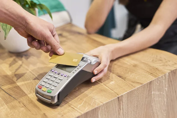 Pagamento Com Cartão Crédito Salão Cabeleireiro — Fotografia de Stock