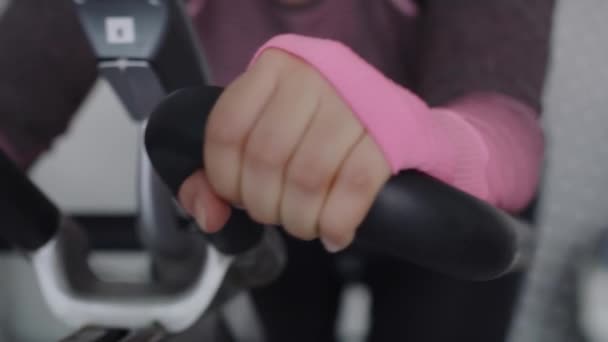 Vídeo Portátil Mulher Jovem Trabalhando Com Bicicleta Exercício Tiro Com — Vídeo de Stock