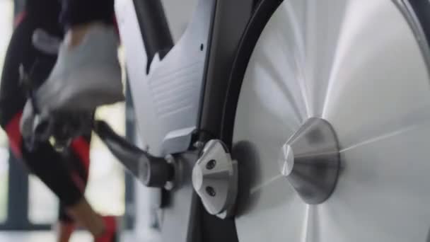 Zbliżenie Sportowca Ćwiczącego Rowerze Treningowym Zdjęcia Kamery Red Hel — Wideo stockowe
