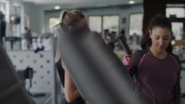 Trainer Trainiert Athletin Fitnessstudio Aufnahme Mit Roter Heliumkamera — Stockvideo