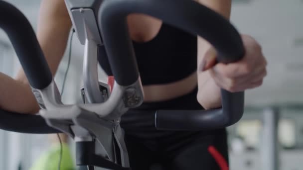 Vista Portátil Mulher Esportiva Trabalhando Com Bicicleta Exercício Tiro Com — Vídeo de Stock