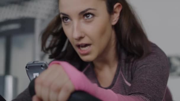 Vista Portátil Mulher Cansada Exercitando Ginásio Tiro Com Câmera Hélio — Vídeo de Stock