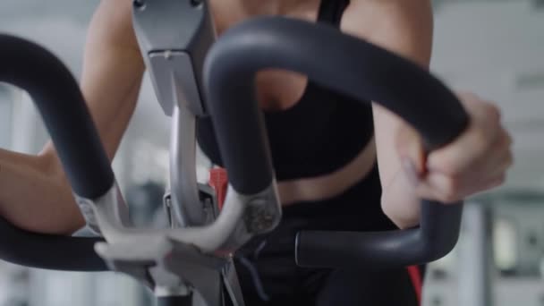 Incline Vídeo Mulher Cansada Trabalhando Com Bicicleta Exercício Tiro Com — Vídeo de Stock