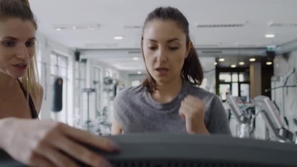 Vrouwelijke Fitness Instructeur Training Jonge Vrouw Neergeschoten Met Red Helium — Stockvideo