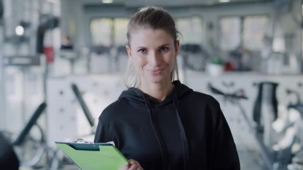 Retrato Instrutora Fitness Feminina Ginásio Tiro Com Câmera Hélio Vermelho — Vídeo de Stock