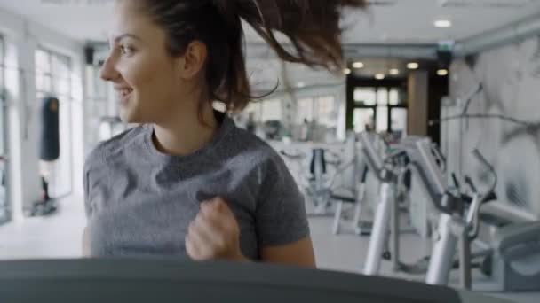 Vista Mano Mujeres Jóvenes Corriendo Cinta Correr Gimnasio Fotografía Con — Vídeo de stock