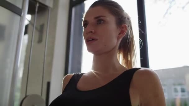 Vue Main Femme Sportive Travaillant Salle Gym Tourné Avec Caméra — Video