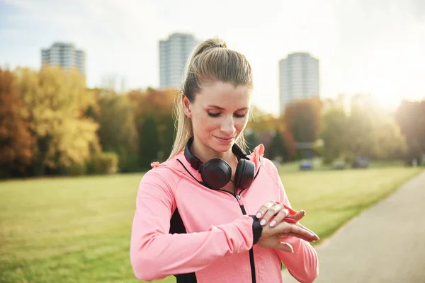 Sporty Woman Checking How Many Calories She Burned — Stok fotoğraf