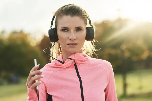 Mujer Seria Corriendo Escuchando Música —  Fotos de Stock