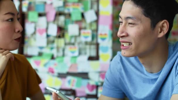 Handheld View Couple Spending Time Together Cafe Shot Red Helium — 비디오