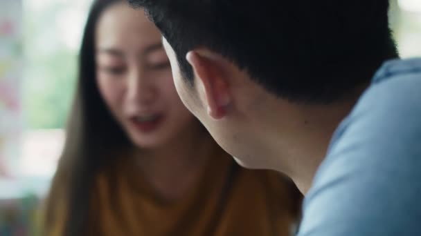 Vista Mano Pareja Vietnamita Hablando Cafetería Fotografía Con Cámara Helio — Vídeos de Stock