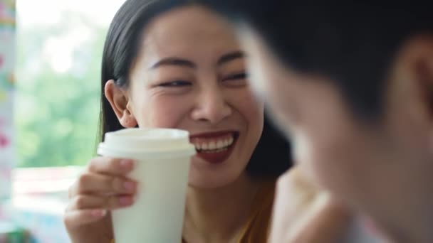 カフェでベトナム人夫婦がコーヒーを飲んでいる様子を手に取りました 8Kで赤いヘリウムカメラで撮影 — ストック動画