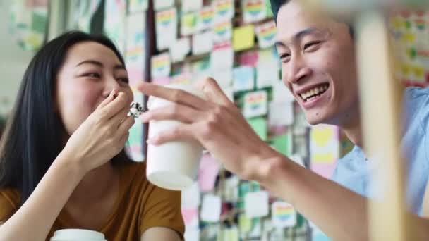 Handheld View Happy Couple Meeting Cafe Shot Red Helium Camera — Stock Video