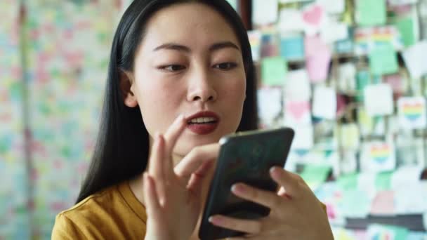 Vista Mano Mujer Vietnamita Con Teléfono Celular Cafetería Fotografía Con — Vídeos de Stock