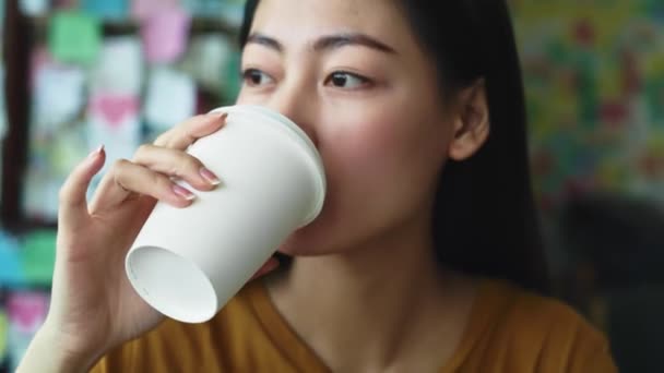 Pohled Vietnamskou Ženu Jak Pije Kávu Kavárně Snímek Červenou Heliovou — Stock video