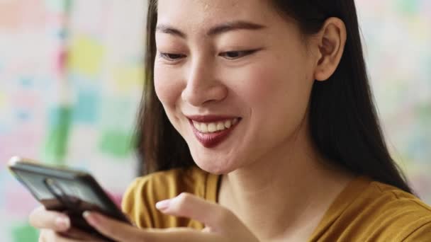 Handheld Uitzicht Jonge Vrouw Met Mobiele Telefoon Cafe Neergeschoten Met — Stockvideo