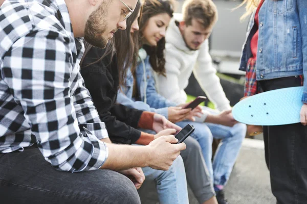 Jongeren Met Een Mobiele Telefoon Stad — Stockfoto
