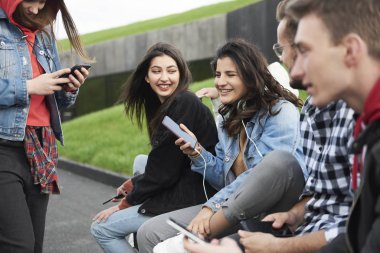 Şehirde cep telefonu olan gençler 