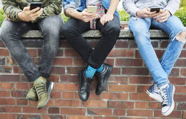 Cep telefonu kullanan üç genci kapatın. 