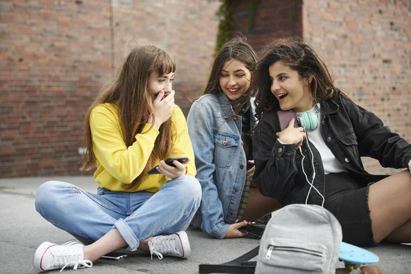 Drie Jonge Vrouwen Die Samen Tijd Doorbrengen Stad — Stockfoto