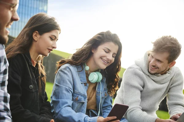 Alegre Amigos Teniendo Feliz Tiempo Aire Libre —  Fotos de Stock