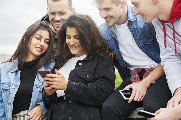 Groep Jongeren Zoek Naar Mobiele Telefoon — Stockfoto