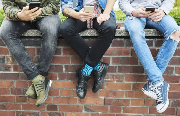 Close Van Drie Jonge Mannen Met Behulp Van Mobiele Telefoon — Stockfoto