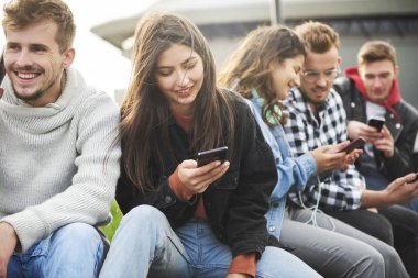 Cep telefonu kullanan gençlerin yakınları