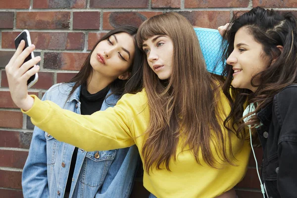 Tres Chicas Haciendo Una Selfie Por Teléfono Móvil — Foto de Stock