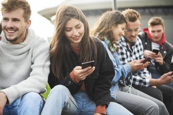 Sluiten Van Jongeren Die Een Mobiele Telefoon Gebruiken — Stockfoto