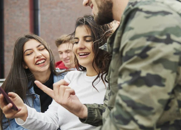 Buiten Koelen Met Beste Vrienden — Stockfoto