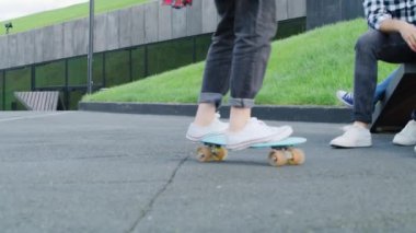 Hipster bir kadının kaykay sürüşünün el kamerası görüntüsü.