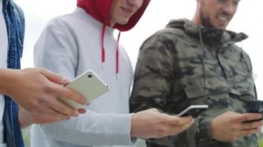 Modern cep telefonunu elinde tutan arkadaşlara yakın durun.   