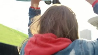 Kaykaylı endişeli genç bir kadının el kamerası görüntüsü 