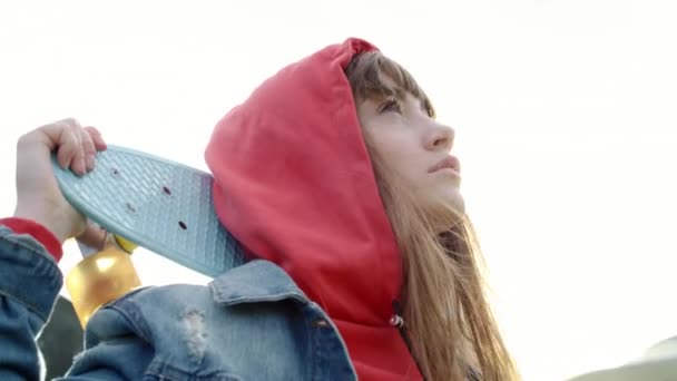 Портативный Вид Молодой Женщины Скейтбордом Городе — стоковое видео